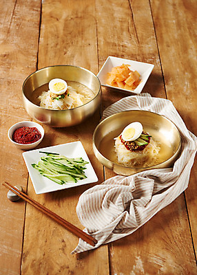 포토 JPG 스튜디오촬영 한식 음식 젓가락 오이 실내 근접촬영 사람없음 양념 상차림 무생채 밀면 국내포토 뷰포인트 채소 수저 내부 국수 파일형식