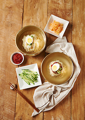 포토 JPG 스튜디오촬영 한식 음식 젓가락 오이 실내 근접촬영 사람없음 계란 양념 상차림 무생채 밀면 국내포토 뷰포인트 채소 수저 내부 알 국수 파일형식