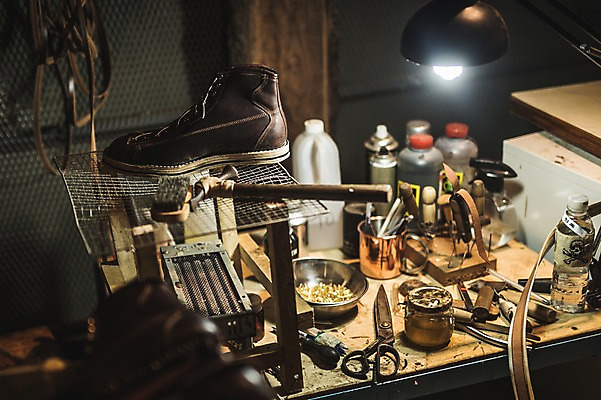 포토 JPG 신발 전등 가위 실내 근접촬영 사람없음 도구 작업실 제조 가죽 책상 수제화 국내포토 뷰포인트 가구 문구용품 조명 내부 파일형식