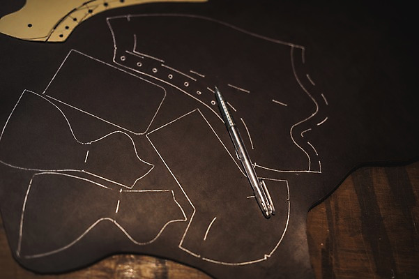 포토 JPG 패턴 도안 실내 근접촬영 사람없음 펜 작업실 가죽 책상 수제화 국내포토 뷰포인트 가구 신발 무늬 내부 필기구 파일형식