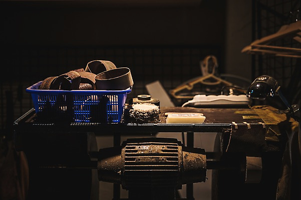 포토 JPG 실내 사람없음 바구니 도구 작업실 옷걸이 가죽 책상 작업도구 수제화 가죽공방 국내포토 가구 신발 내부 공예 파일형식