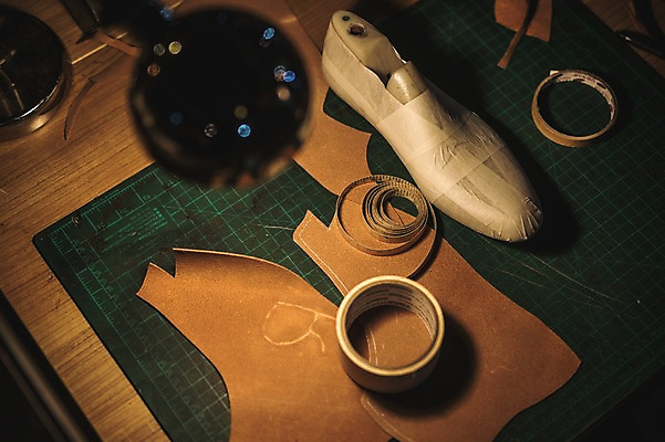 포토 JPG 전등 실내 사람없음 모형 견본 도구 작업실 가죽 책상 수제화 국내포토 가구 신발 조명 내부 파일형식