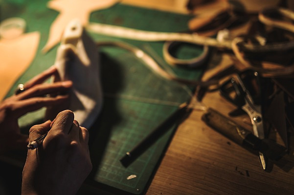 포토 JPG 손 남자 가위 실내 줄자 한명 사람 근접촬영 20대 신체부위 빛 펜 작업실 가죽 책상 사이즈측정 수제화 가죽공방 국내포토 1 뷰포인트 가구 신발 문구용품 자 청년 내부 필기구 공예 측정 파일형식