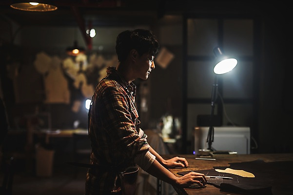 포토 JPG 남자 신발 전등 실내 한명 미소 사람 상반신 20대 옆모습 펜 견본 한국인 그리기 작업실 가죽 스케치 수제화 성인남자한명만 가죽공방 국내포토 1 뷰포인트 모션 조명 표정 미술 동양인 청년 내부 필기구 공예 남자한명만 성인남자만 파일형식