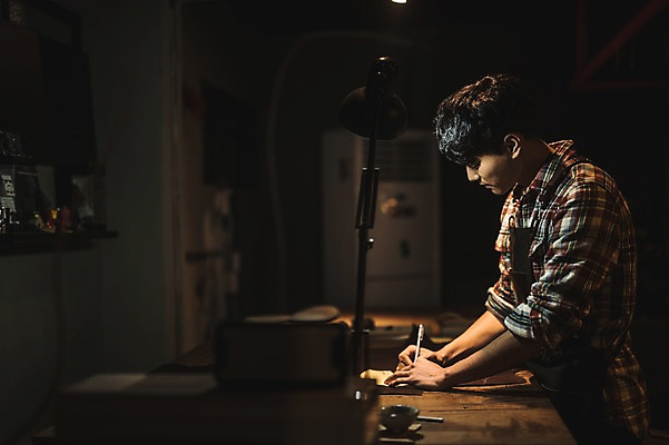 포토 JPG 남자 신발 전등 실내 한명 사람 상반신 20대 옆모습 펜 한국인 그리기 작업실 가죽 스케치 재단 수제화 성인남자한명만 가죽공방 국내포토 1 뷰포인트 모션 조명 미술 동양인 청년 내부 필기구 공예 남자한명만 성인남자만 파일형식