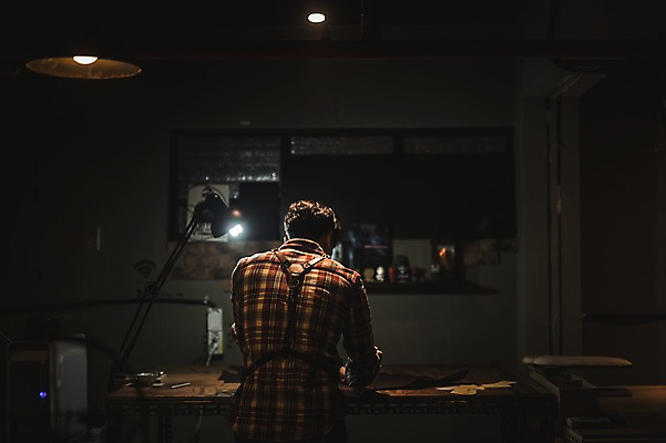 포토 JPG 남자 신발 전등 실내 한명 사람 상반신 20대 뒷모습 한국인 그리기 작업실 가죽 스케치 책상 재단 수제화 성인남자한명만 국내포토 1 뷰포인트 가구 모션 조명 미술 동양인 청년 내부 남자한명만 성인남자만 파일형식