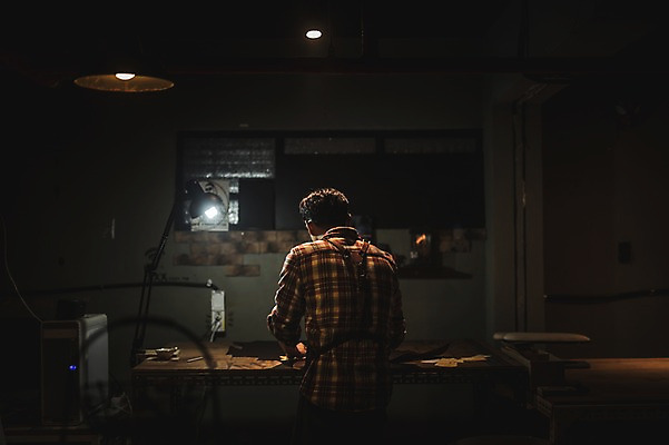 포토 JPG 남자 신발 전등 실내 벽면 한명 사람 상반신 20대 뒷모습 빛 한국인 작업실 가죽 책상 수제화 성인남자한명만 가죽공방 국내포토 1 벽 뷰포인트 가구 조명 동양인 청년 내부 공예 남자한명만 성인남자만 파일형식