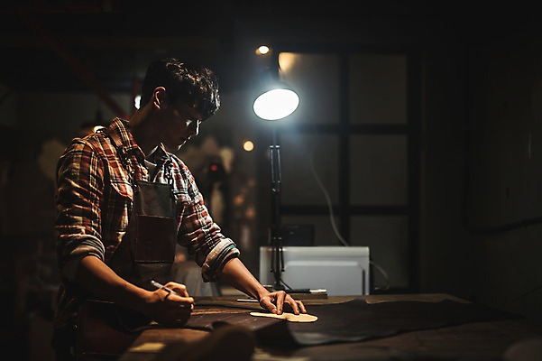 포토 JPG 응시 남자 전등 실내 한명 사람 상반신 20대 옆모습 펜 한국인 그리기 작업실 가죽 스케치 책상 재단 수제화 성인남자한명만 국내포토 1 시선 뷰포인트 가구 신발 모션 조명 미술 동양인 청년 내부 필기구 남자한명만 성인남자만 파일형식