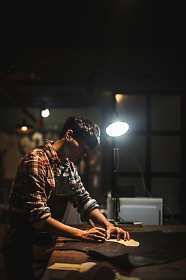 포토 JPG 남자 전등 실내 한명 사람 상반신 20대 옆모습 펜 앞치마 한국인 그리기 작업실 가죽 스케치 재단 수제화 성인남자한명만 가죽공방 국내포토 1 뷰포인트 신발 모션 조명 미술 동양인 청년 내부 필기구 공예 남자한명만 성인남자만 파일형식