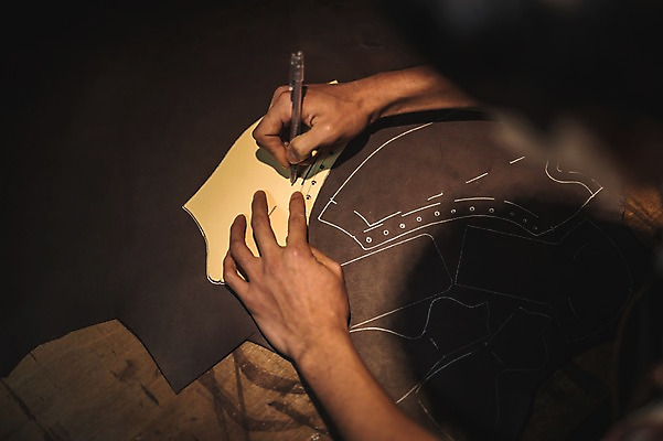 포토 JPG 손 남자 도안 실내 한명 사람 20대 신체부위 펜 한국인 그리기 작업실 가죽 스케치 재단 수제화 성인남자한명만 국내포토 1 신발 모션 미술 동양인 청년 내부 필기구 남자한명만 성인남자만 파일형식