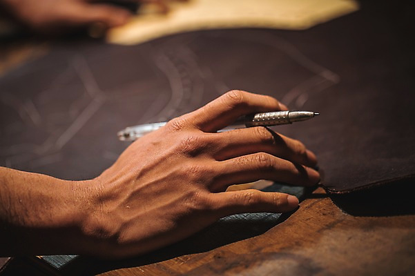 포토 JPG 손 남자 실내 한명 사람 근접촬영 20대 신체부위 펜 그리기 작업실 가죽 스케치 수제화 국내포토 1 뷰포인트 신발 모션 미술 청년 내부 필기구 파일형식