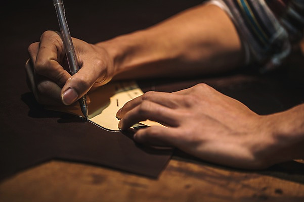 포토 JPG 손 남자 신발 한명 사람 근접촬영 20대 신체부위 펜 견본 그리기 작업실 가죽 스케치 수제화 국내포토 1 뷰포인트 모션 미술 청년 필기구 파일형식