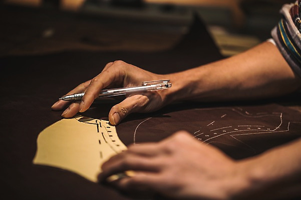 포토 JPG 손 남자 신발 실내 한명 사람 근접촬영 20대 신체부위 펜 견본 그리기 작업실 가죽 스케치 재단 국내포토 1 뷰포인트 모션 미술 청년 내부 필기구 파일형식