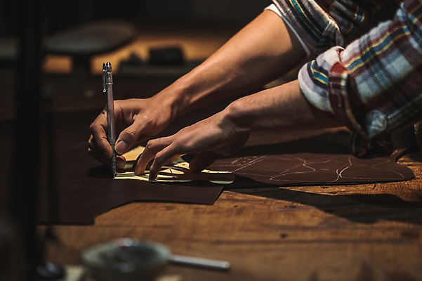 포토 JPG 손 남자 신발 실내 한명 사람 근접촬영 20대 신체부위 펜 그리기 작업실 가죽 스케치 책상 재단 수제화 가죽공방 국내포토 1 뷰포인트 가구 모션 미술 청년 내부 필기구 공예 파일형식