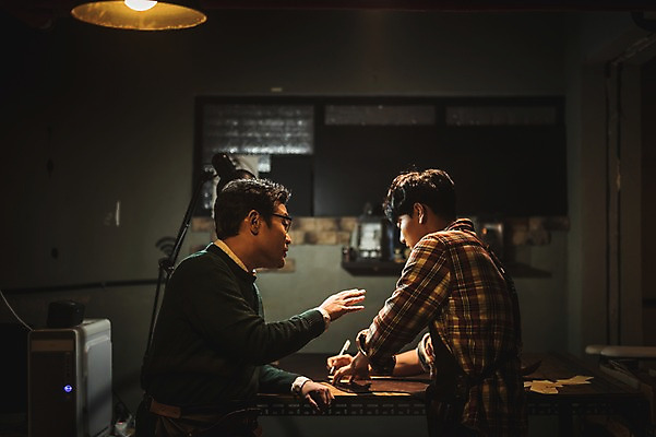 포토 JPG 남자 40대 중년 신발 실내 설명 사람 상반신 20대 성인 두명 옆모습 펜 한국인 가르침 그리기 작업실 고수 가죽 스케치 책상 제자 재단 수제화 남자만 국내포토 교육 뷰포인트 가구 모션 미술 동양인 청년 내부 필기구 향신료 파일형식