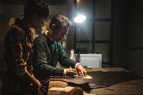 포토 JPG 남자 40대 중년 신발 전등 실내 설명 사람 상반신 20대 성인 두명 옆모습 펜 견본 한국인 가르침 그리기 작업실 고수 가죽 스케치 제자 재단 수제화 남자만 국내포토 교육 뷰포인트 모션 조명 미술 동양인 청년 내부 필기구 향신료 파일형식