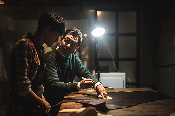 포토 JPG 남자 40대 중년 신발 실내 설명 사람 상반신 20대 성인 두명 앞모습 옆모습 펜 견본 한국인 가르침 그리기 작업실 고수 가죽 스케치 제자 재단 수제화 남자만 국내포토 교육 뷰포인트 모션 미술 동양인 청년 내부 필기구 향신료 파일형식