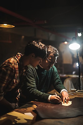 포토 JPG 응시 남자 40대 중년 신발 전등 실내 사람 상반신 20대 성인 두명 옆모습 펜 한국인 가르침 그리기 작업실 고수 가죽 스케치 제자 재단 수제화 남자만 가죽공방 국내포토 시선 교육 뷰포인트 모션 조명 미술 동양인 청년 내부 필기구 공예 향신료 파일형식