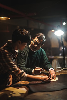 포토 JPG 남자 40대 중년 신발 전등 실내 설명 사람 상반신 20대 성인 두명 앞모습 옆모습 펜 한국인 가르침 그리기 작업실 고수 가죽 스케치 책상 제자 재단 수제화 남자만 가죽공방 국내포토 교육 뷰포인트 가구 모션 조명 미술 동양인 청년 내부 필기구 공예 향신료 파일형식