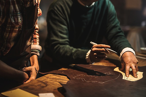 포토 JPG 손 남자 40대 중년 신발 패턴 사람 상반신 20대 성인 두명 앞모습 신체부위 펜 한국인 가르침 그리기 작업실 고수 가죽 스케치 제자 재단 수제화 남자만 국내포토 교육 뷰포인트 무늬 모션 미술 동양인 청년 필기구 향신료 파일형식