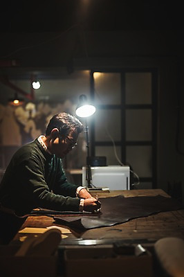 포토 JPG 남자 40대 중년 신발 전등 실내 한명 사람 상반신 옆모습 펜 한국인 그리기 작업실 가죽 스케치 재단 수제화 중년남자한명만 국내포토 1 뷰포인트 모션 조명 미술 동양인 성인 내부 필기구 남자한명만 중년남자만 파일형식