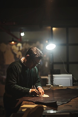 포토 JPG 남자 40대 중년 신발 전등 실내 한명 사람 상반신 옆모습 펜 한국인 그리기 작업실 가죽 스케치 재단 수제화 중년남자한명만 국내포토 1 뷰포인트 모션 조명 미술 동양인 성인 내부 필기구 남자한명만 중년남자만 파일형식