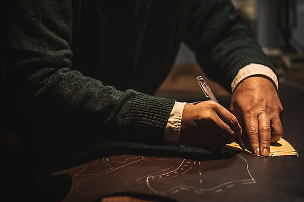 포토 JPG 손 남자 40대 중년 신발 실내 한명 사람 근접촬영 상반신 옆모습 신체부위 펜 그리기 작업실 가죽 스케치 재단 수제화 중년남자한명만 국내포토 1 뷰포인트 모션 미술 성인 내부 필기구 남자한명만 중년남자만 파일형식