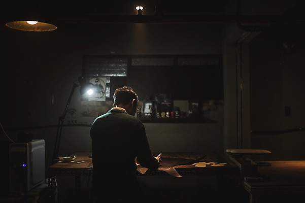 포토 JPG 남자 40대 중년 신발 전등 실내 한명 사람 상반신 뒷모습 펜 한국인 그리기 작업실 가죽 스케치 책상 만들기 재단 수제화 중년남자한명만 가죽공방 국내포토 1 뷰포인트 가구 모션 조명 미술 동양인 성인 내부 필기구 공예 남자한명만 중년남자만 파일형식