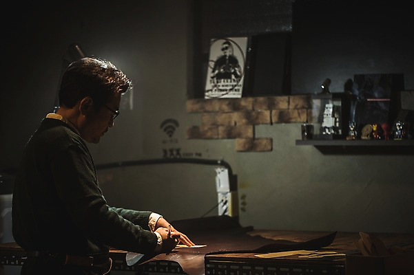 포토 JPG 남자 40대 중년 신발 실내 한명 사람 상반신 옆모습 펜 한국인 그리기 작업실 가죽 스케치 재단 수제화 중년남자한명만 가죽공방 국내포토 1 뷰포인트 모션 미술 동양인 성인 내부 필기구 공예 남자한명만 중년남자만 파일형식