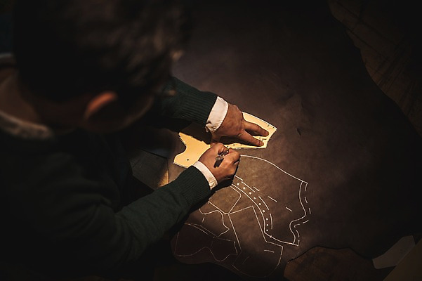 포토 JPG 남자 40대 중년 신발 실내 한명 사람 상반신 뒷모습 펜 한국인 그리기 작업실 가죽 스케치 책상 재단 수제화 중년남자한명만 국내포토 1 뷰포인트 가구 모션 미술 동양인 성인 내부 필기구 남자한명만 중년남자만 파일형식