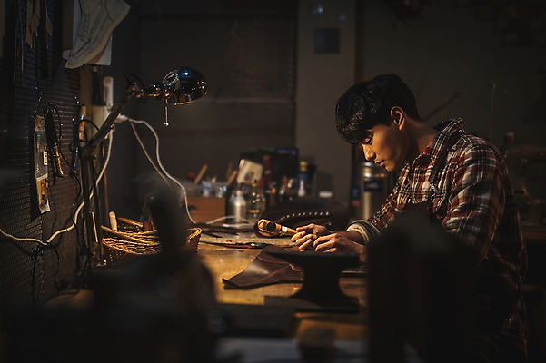 포토 JPG 응시 남자 신발 전등 실내 한명 사람 상반신 20대 옆모습 한국인 도구 구멍 작업실 망치 가죽 책상 수제화 성인남자한명만 가죽공방 뚫기 국내포토 1 시선 뷰포인트 가구 모션 조명 동양인 청년 내부 공구 공예 남자한명만 성인남자만 파일형식