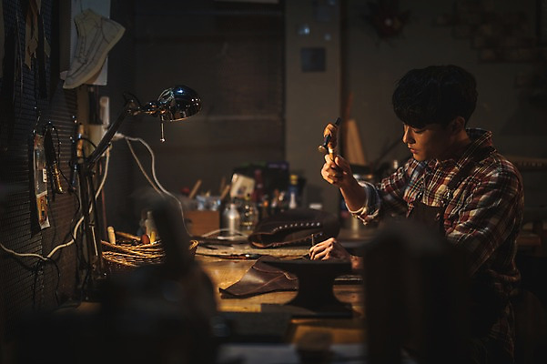 포토 JPG 남자 신발 전등 실내 한명 사람 상반신 20대 옆모습 한국인 도구 구멍 작업실 망치 가죽 만들기 수제화 성인남자한명만 뚫기 국내포토 1 뷰포인트 모션 조명 동양인 청년 내부 공구 남자한명만 성인남자만 파일형식