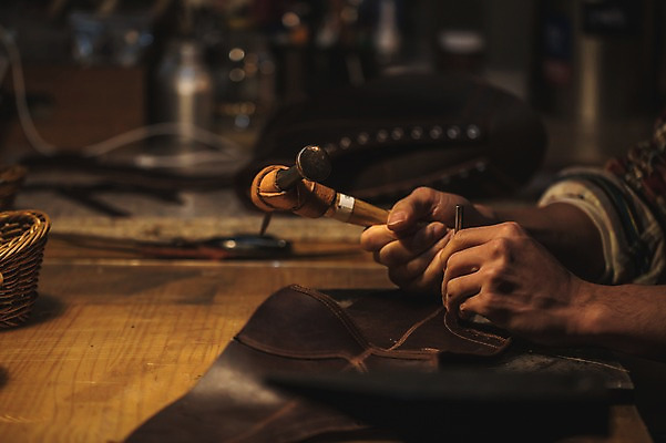 포토 JPG 손 남자 신발 한명 사람 근접촬영 20대 신체부위 도구 구멍 작업실 망치 가죽 책상 수제화 뚫기 국내포토 1 뷰포인트 가구 모션 청년 공구 파일형식