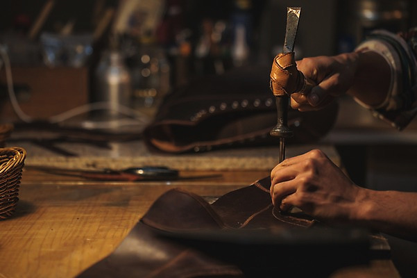 포토 JPG 손 남자 신발 한명 사람 근접촬영 20대 신체부위 도구 구멍 작업실 망치 가죽 책상 수제화 뚫기 국내포토 1 뷰포인트 가구 모션 청년 공구 파일형식