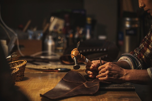 포토 JPG 남자 신발 실내 한명 사람 상반신 20대 옆모습 한국인 도구 구멍 작업실 망치 가죽 책상 신발끈 수제화 성인남자한명만 가죽공방 뚫기 국내포토 1 뷰포인트 가구 모션 동양인 청년 내부 공구 공예 남자한명만 성인남자만 파일형식