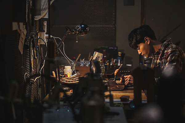 포토 JPG 남자 신발 전등 실내 한명 사람 상반신 20대 옆모습 한국인 도구 공구 구멍 작업실 가죽 만들기 신발끈 수제화 성인남자한명만 가죽공방 뚫기 국내포토 1 뷰포인트 모션 조명 동양인 청년 내부 공예 남자한명만 성인남자만 파일형식