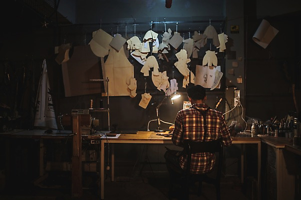 포토 JPG 남자 신발 전등 실내 한명 사람 상반신 20대 뒷모습 견본 한국인 도구 공구 작업실 가죽 책상 만들기 재단 수제화 성인남자한명만 가죽공방 국내포토 1 뷰포인트 가구 모션 조명 동양인 청년 내부 공예 남자한명만 성인남자만 파일형식