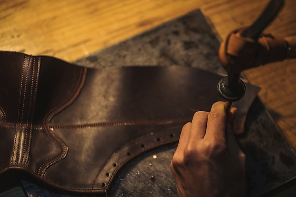 포토 JPG 손 남자 한명 사람 근접촬영 20대 신체부위 구멍 작업실 망치 가죽 책상 신발끈 수제화 뚫기 국내포토 1 뷰포인트 가구 신발 모션 청년 공구 파일형식