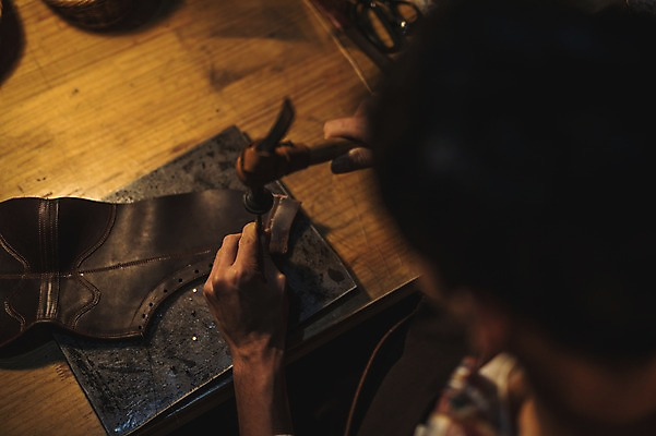 포토 JPG 남자 신발 실내 한명 사람 상반신 20대 뒷모습 한국인 구멍 작업실 망치 가죽 수제화 성인남자한명만 가죽공방 뚫기 국내포토 1 뷰포인트 모션 동양인 청년 내부 공구 공예 남자한명만 성인남자만 파일형식