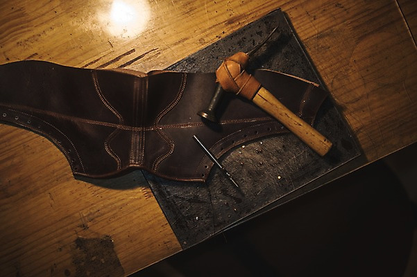 포토 JPG 실내 근접촬영 사람없음 하이앵글 도구 작업실 망치 가죽 책상 수제화 가죽공방 국내포토 뷰포인트 가구 신발 내부 공구 공예 파일형식