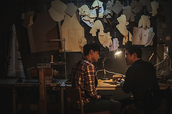 포토 JPG 남자 40대 중년 신발 실내 대화 설명 사람 상반신 20대 성인 두명 옆모습 마주보기 견본 한국인 가르침 작업실 고수 가죽 만들기 제자 수제화 남자만 가죽공방 국내포토 교육 뷰포인트 모션 말하기 동양인 청년 내부 공예 향신료 파일형식