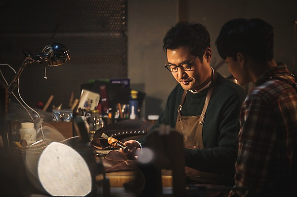 포토 JPG 응시 남자 40대 중년 신발 실내 설명 미소 사람 상반신 20대 성인 두명 앞모습 옆모습 한국인 도구 공구 가르침 작업실 고수 가죽 만들기 제자 수제화 남자만 가죽공방 국내포토 시선 교육 뷰포인트 모션 표정 동양인 청년 내부 공예 향신료 파일형식