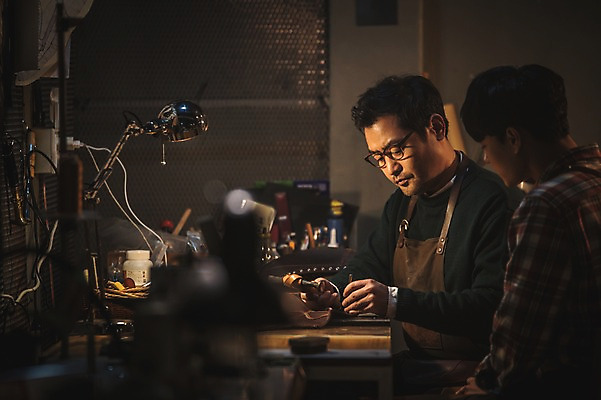 포토 JPG 남자 40대 중년 신발 실내 설명 사람 상반신 20대 성인 두명 앞모습 옆모습 한국인 도구 공구 가르침 작업실 고수 가죽 만들기 제자 수제화 남자만 가죽공방 국내포토 교육 뷰포인트 모션 동양인 청년 내부 공예 향신료 파일형식