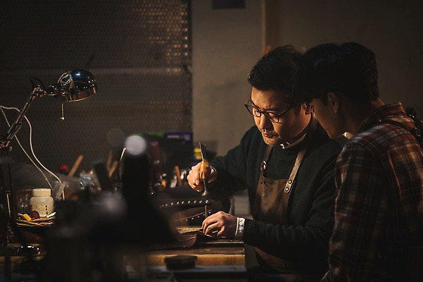 포토 JPG 응시 남자 40대 중년 신발 전등 실내 설명 사람 상반신 20대 성인 두명 앞모습 옆모습 한국인 도구 공구 가르침 작업실 고수 가죽 제자 수제화 남자만 국내포토 시선 교육 뷰포인트 모션 조명 동양인 청년 내부 향신료 파일형식