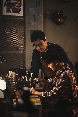 포토 JPG 응시 남자 40대 중년 신발 전등 실내 설명 서기 사람 앉기 상반신 20대 성인 두명 앞모습 옆모습 빛 한국인 도구 가르침 작업실 고수 가죽 만들기 제자 수제화 남자만 국내포토 시선 교육 뷰포인트 모션 조명 동양인 청년 내부 향신료 파일형식