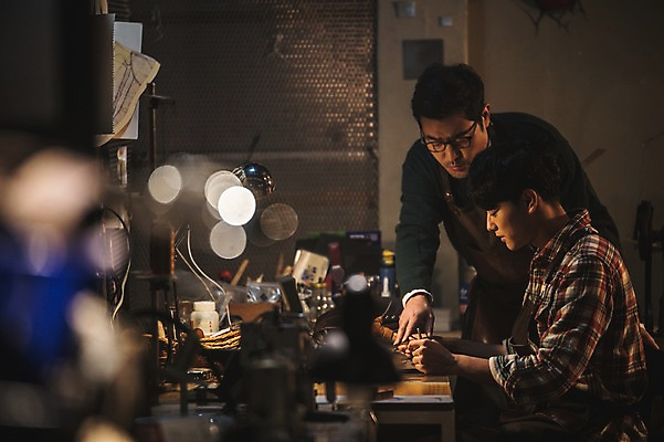 포토 JPG 남자 40대 중년 신발 실내 설명 사람 상반신 20대 성인 두명 앞모습 옆모습 빛 한국인 도구 공구 가리킴 가르침 작업실 고수 가죽 만들기 제자 수제화 남자만 가죽공방 국내포토 교육 뷰포인트 모션 동양인 손짓 청년 내부 공예 향신료 파일형식