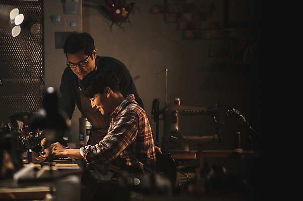 포토 JPG 남자 40대 중년 신발 전등 실내 서기 미소 사람 앉기 상반신 20대 성인 두명 앞모습 옆모습 한국인 도구 공구 작업실 고수 가죽 만들기 제자 수제화 남자만 국내포토 뷰포인트 모션 조명 표정 동양인 청년 내부 향신료 파일형식