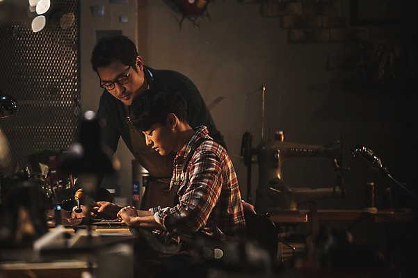 포토 JPG 응시 남자 40대 중년 신발 전등 실내 설명 사람 상반신 20대 성인 두명 앞모습 옆모습 한국인 도구 공구 가르침 작업실 고수 가죽 제자 수제화 남자만 가죽공방 국내포토 시선 교육 뷰포인트 모션 조명 동양인 청년 내부 공예 향신료 파일형식