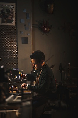 포토 JPG 남자 40대 중년 신발 전등 실내 한명 사람 상반신 옆모습 한국인 도구 구멍 작업실 가죽 만들기 신발끈 수제화 중년남자한명만 가죽공방 뚫기 국내포토 1 뷰포인트 모션 조명 동양인 성인 내부 공예 남자한명만 중년남자만 파일형식