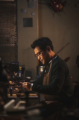 포토 JPG 남자 40대 중년 신발 탁자 전등 실내 한명 사람 상반신 옆모습 한국인 도구 구멍 작업실 가죽 만들기 신발끈 수제화 중년남자한명만 뚫기 국내포토 1 뷰포인트 가구 모션 조명 동양인 성인 내부 남자한명만 중년남자만 파일형식